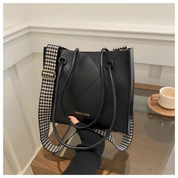 

Premium texture large-capacity bag women s bag 2025 new trendy fashion versatile messenger bag simple shoulder tote bag чёрный