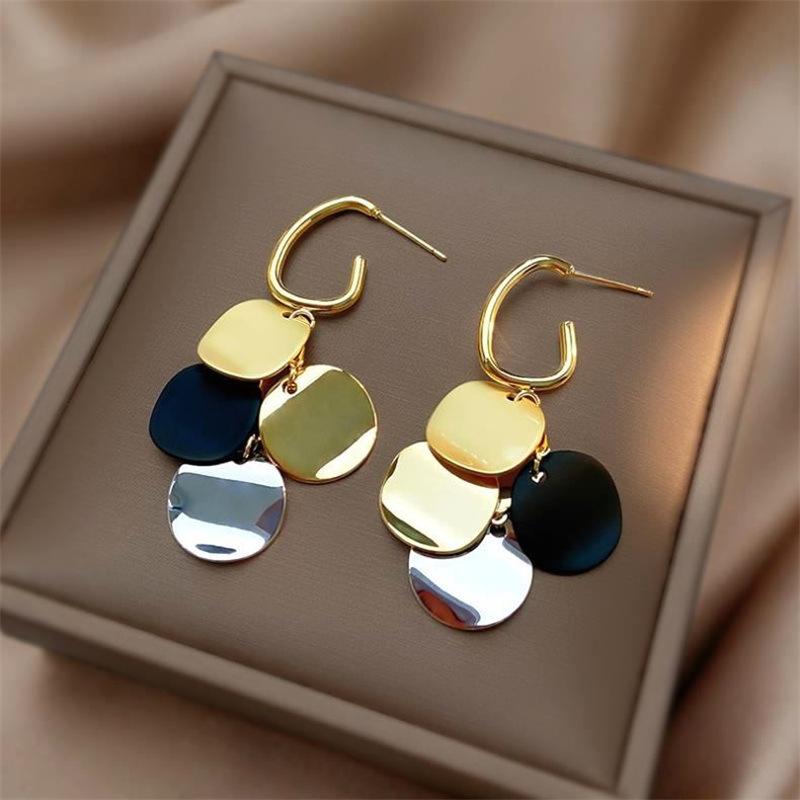 Contrasting color disc fringed earrings, new Hong Kong style temperament, long versatile stud earrings, European and American earrings.