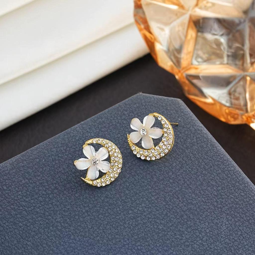 Korean Style High-End White Drip Oil Stud Earrings with Rhinestones for Women - Retro Fashion Simple Ear Jewelry