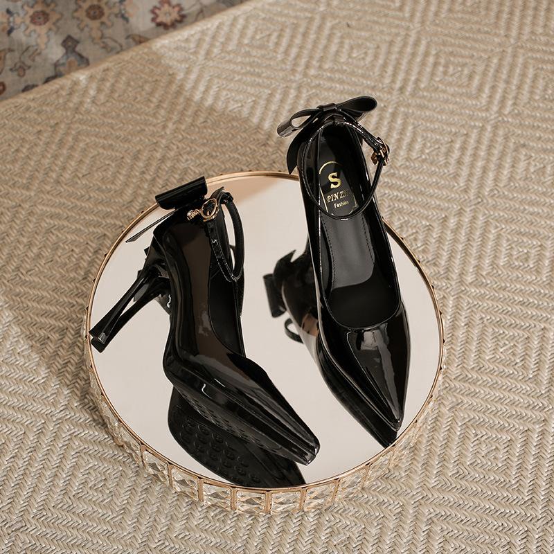 

Patent leather waterproof table high heels, socialite temperament pointed head shallow mouth stiletto single shoes, back bow is not tired 39