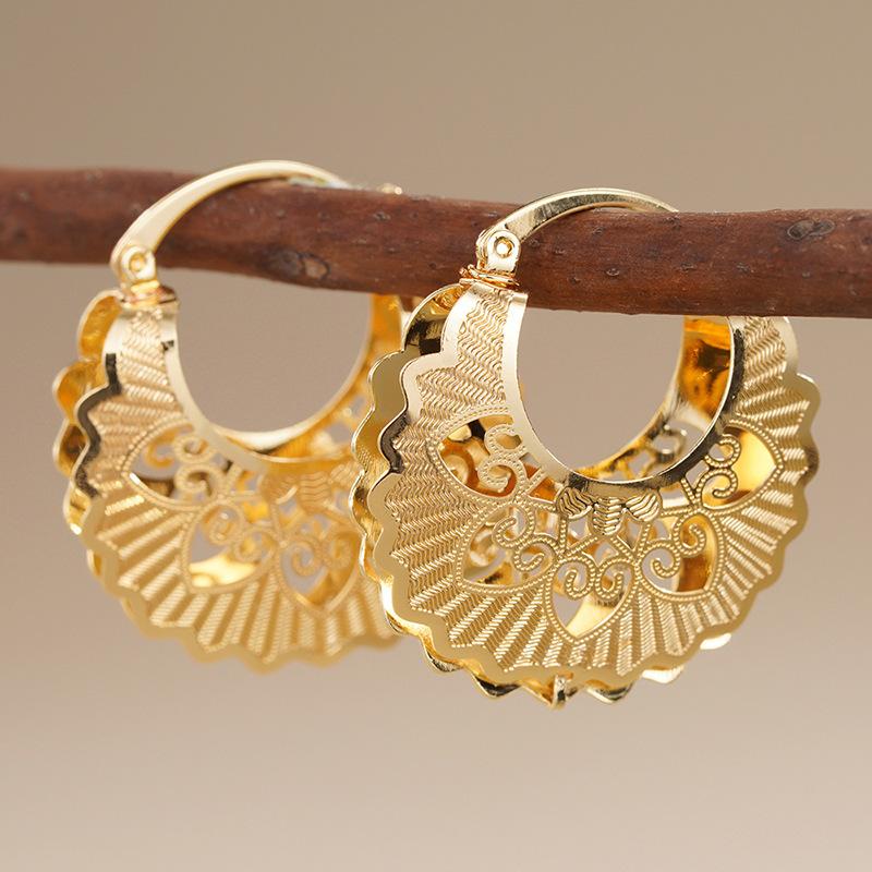 Scalloped Edge Heart Hollow Filigree Hoop Huggie Earrings Ethnic New Chinese Style Women Jewelry