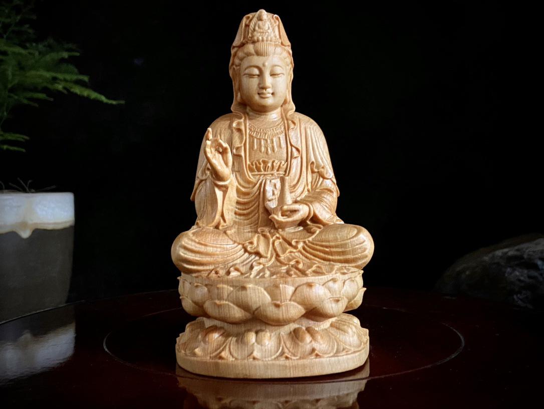 

Solid Cypress Root Boxwood Avalokitesvara Bodhisattva Statue – Handcrafted Guanyin Buddha Ornament