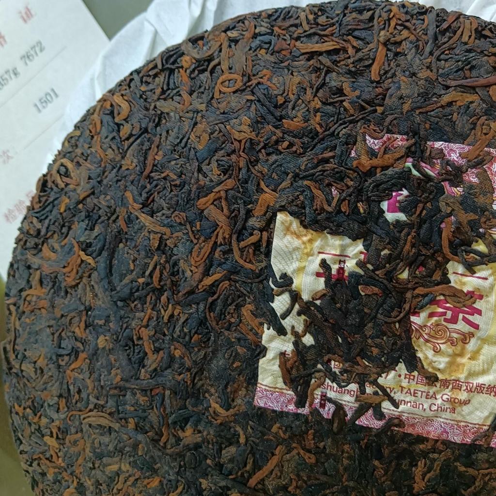Ročník 2015 TAETEA 7672 Puer Dayi Chi Tse Beeng Shu Puerh Cake Zralý čaj Pu'er 357g