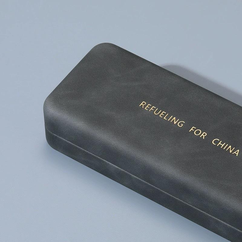

Retro Chic Portable Glasses Case Protective Eyewear Accessories for Men Women and Students with Stylish Design чорний