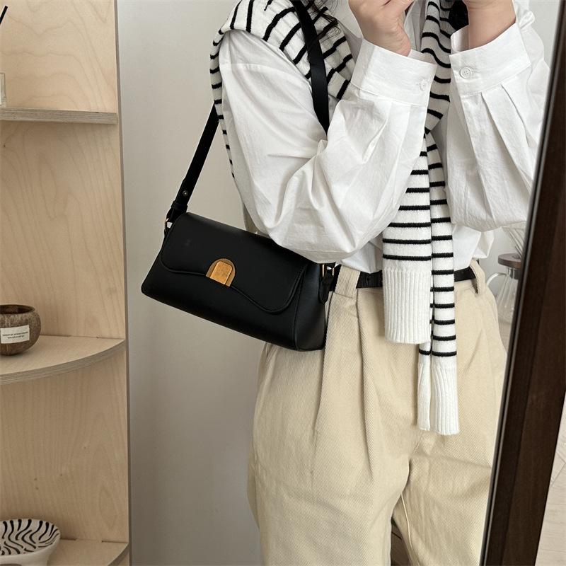 Retro baguette underarm bag women's 2025 new niche fashion high-end shoulder bag versatile messenger small square bag