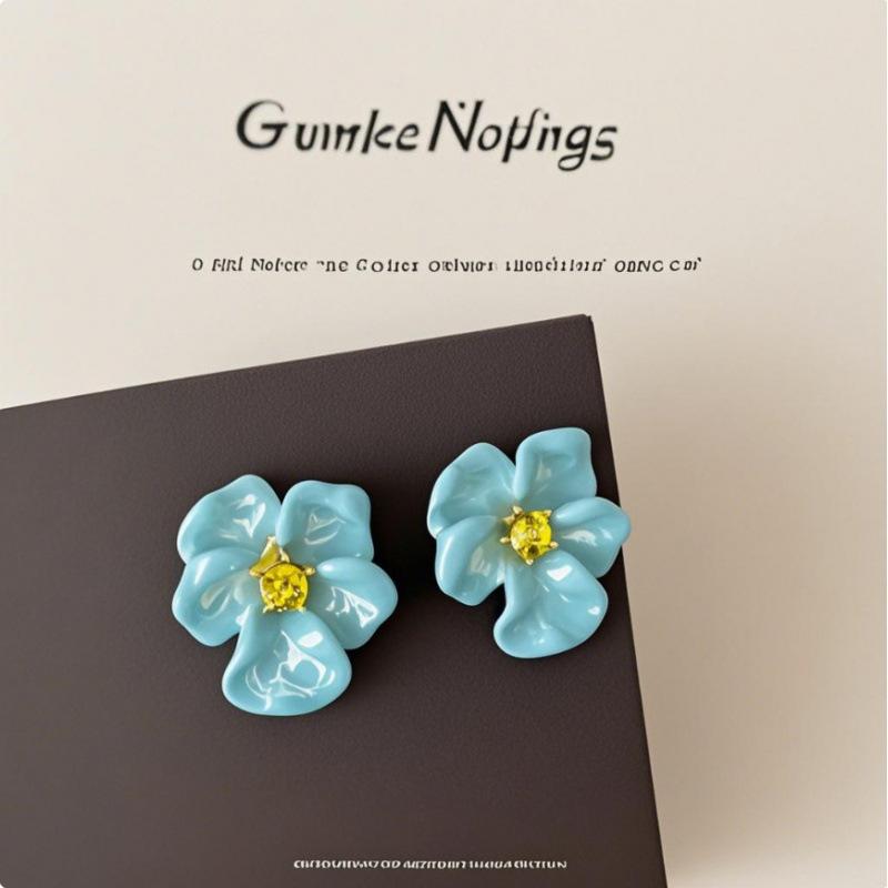 

New small fresh blue iris stud earrings for women, simple and compact earrings, versatile temperament and high-end earrings. синий
