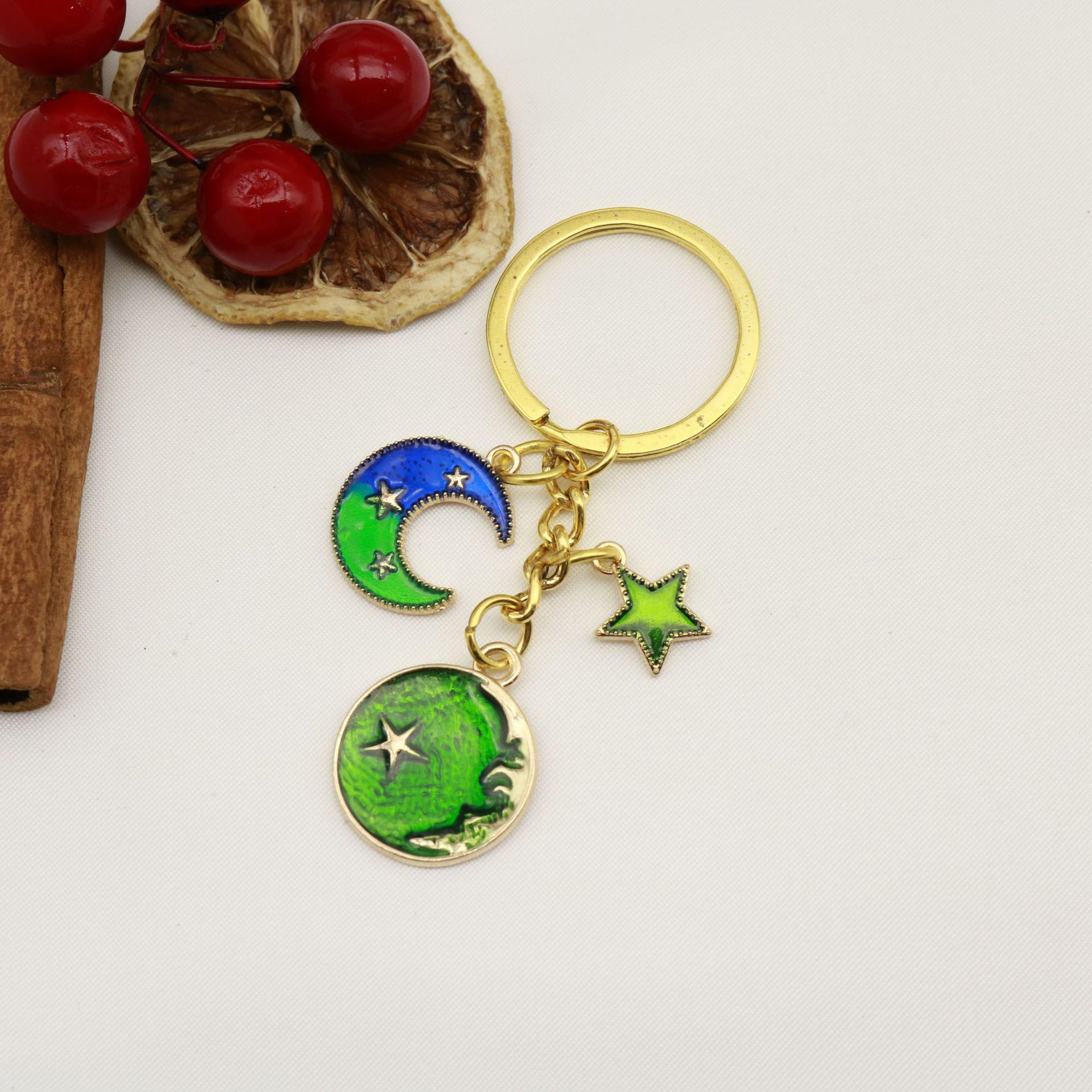 Versatile Fresh Moon & Green Star Keychain Pendant for Couples золотой