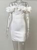 Elegantes schulterfreies Rüschenkleid mit einem Träger, taillierter Passform und hüftumspielendem kurzem Rock