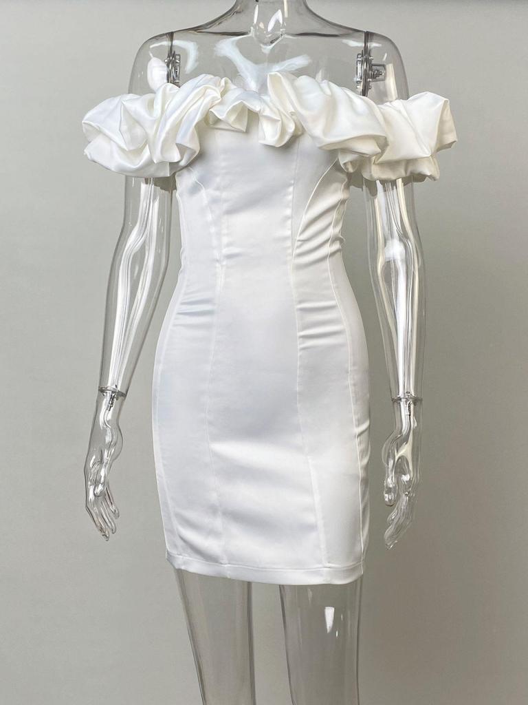 Elegantes schulterfreies Rüschenkleid mit einem Träger, taillierter Passform und hüftumspielendem kurzem Rock