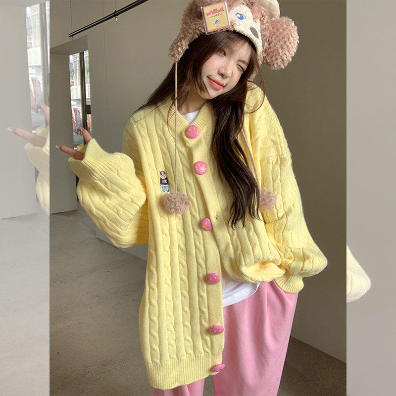 

Милый стареющий улыбающееся лицо жареное тесто скрученные вышитые свитера для женщин осень зима новый свободный ленивый стиль длинный рукав кардиган свитер для женщин XXXL жёлтый