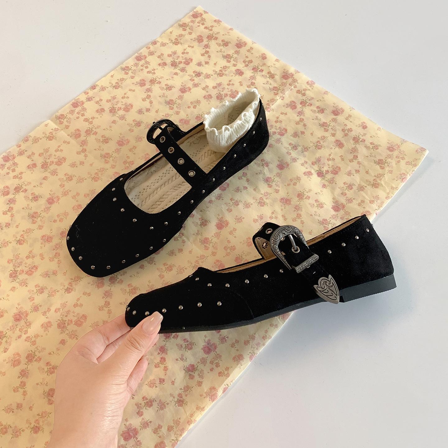 

Queen Fan retro black flat-bottomed shallow mouth single shoes women s 2025 new autumn skirt soft-soled Mary Jane shoes 35 чёрный