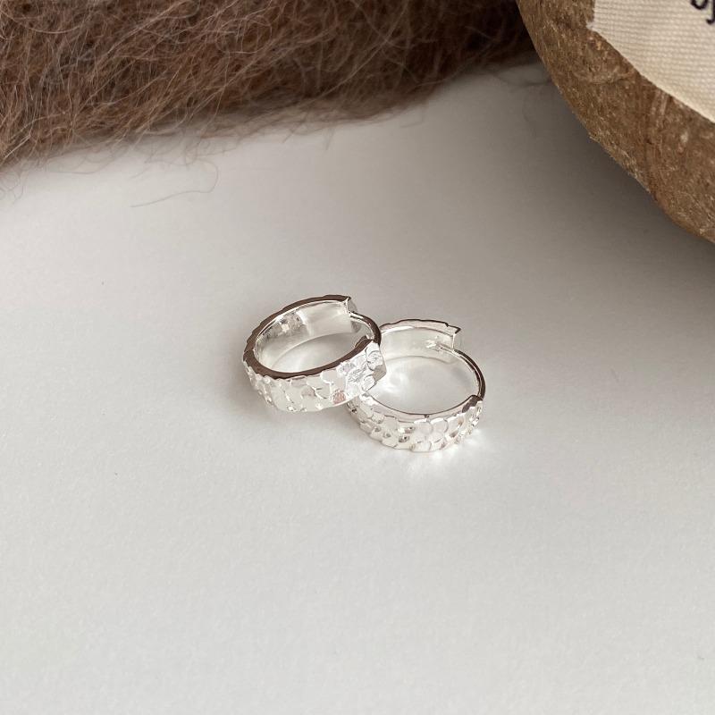 

Vintage Scale-shaped Ear Ring, Small-scale, Unique Hammered Pattern, Delicate and Icy Ear Stud, Exquisite and Versatile Accessory Scale срібний
