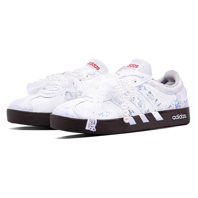 adidas VL COURT 2.0 Big Mountain Manufacturing, Porcellana Blu e Bianca Pelle Sintetica Ambientale Basse Top HQ1802(Team164-)