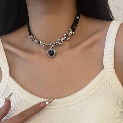 Schwarze Herz-Kette, kurze Halskette im Punk-Stil, süßes, cooles Accessoire, verstellbare Lederkette, Geschenk für Frauen