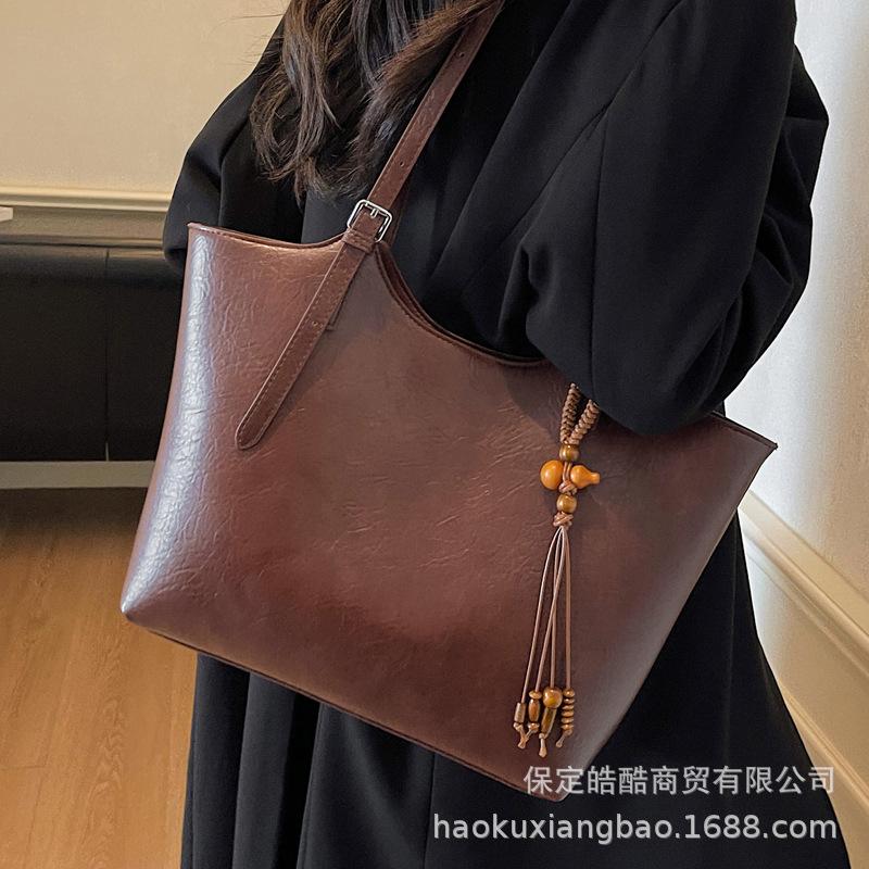 Retro bag women's large capacity 2025 new autumn and winter versatile simple shoulder bag premium texture commuter tote bag