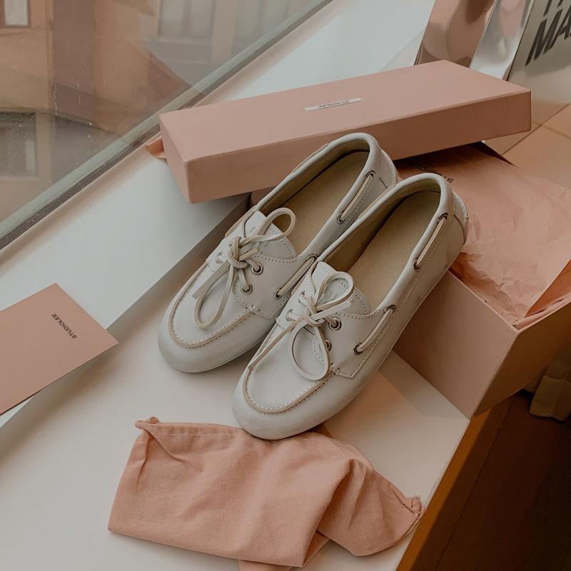 ! Shoes are old, dirty, lace-up soft-soled retro small leather shoes