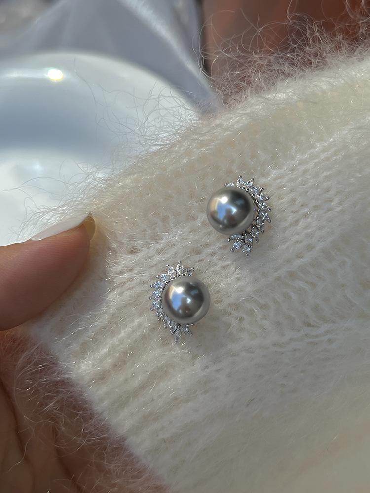 

Sugar Cube Home Bright Feather Light Luxury Exquisite Sterling Silver Shijia Pearl Stud Earrings Premium Earrings New for Women s Year хізер сірий колір