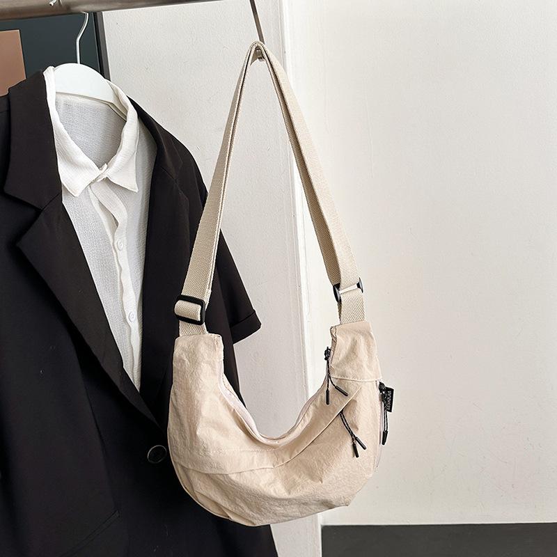 Japanese literature and art 2026 dumpling bag large capacity new fashion commuter messenger bag solid color shoulder bag
