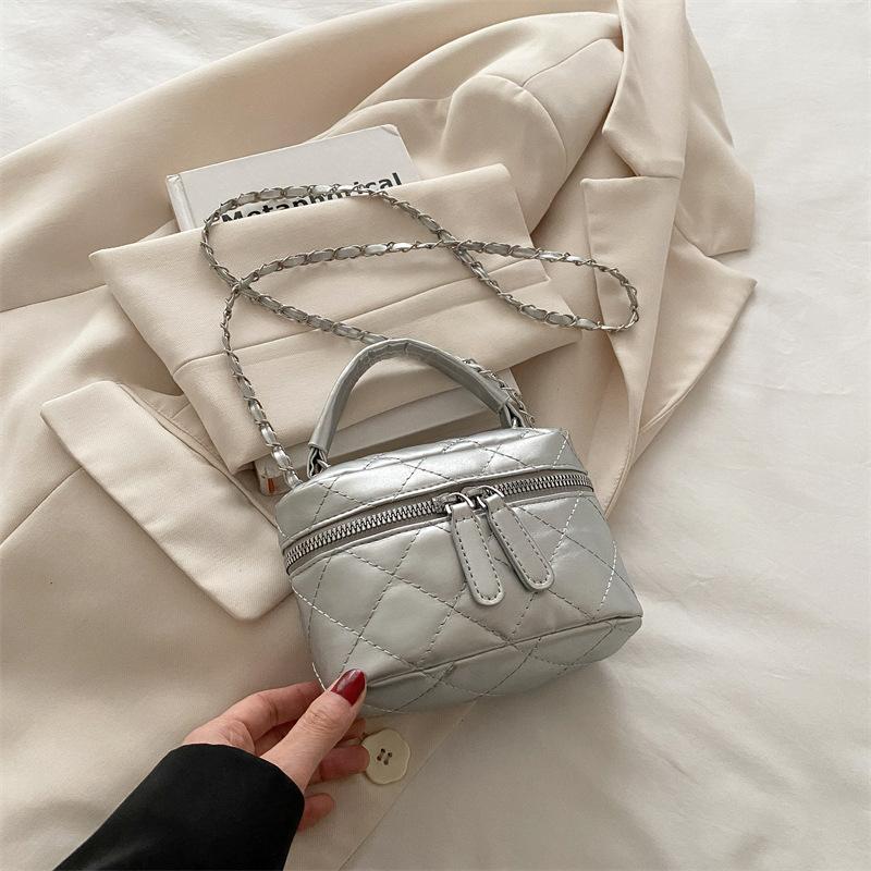 

Цепочка из вышивальной нити ромбовидного плетения 2025 персонализированная модная цепочка новой текстуры портативная на плечо через плечо маленькая квадратная женская сумка серебряный