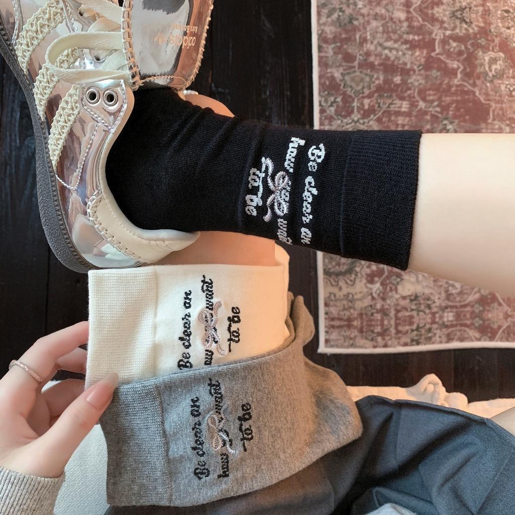 Socken Damen Alphabet Schleife Gestickt Mittellange Socken Koreanische Außenbekleidung Grau Knochenlose Plüschsocken