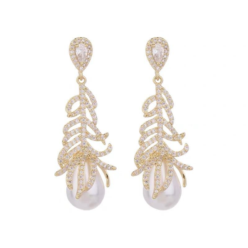 French Light Luxury Feather Water Drop Earrings Femininity Versatile High-end Stud Earrings Exquisite Atmosphere Tide Ear Jewelry