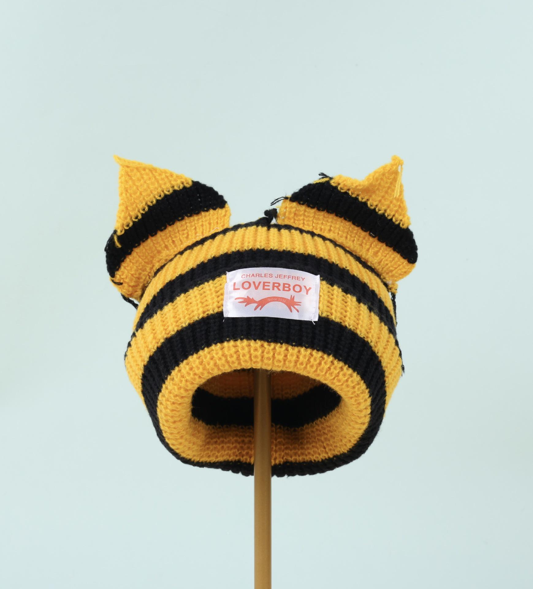 

В язана шапка-біні в корейському стилі з котячими вушками-хвостиками – Модний принт для осені/зими, тепла шапка