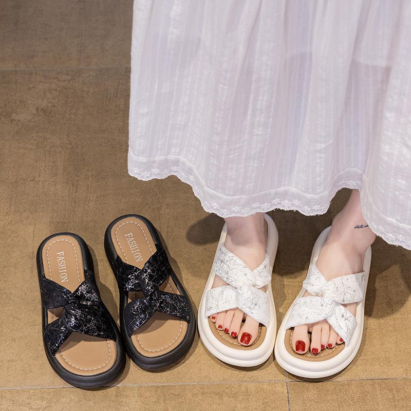 Stepping on shit feeling thick-bottomed cool slippers women's outer wear summer 2025 new Chinese style with skirt one-word drag pregnant women sandals