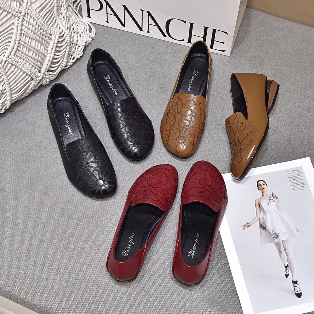 Low-heeled Women's Shoes Are Really Soft Leather 2025 New Round Head Embroidered Soft-soled Cowhide European and American Fashion Thick-heeled Mother