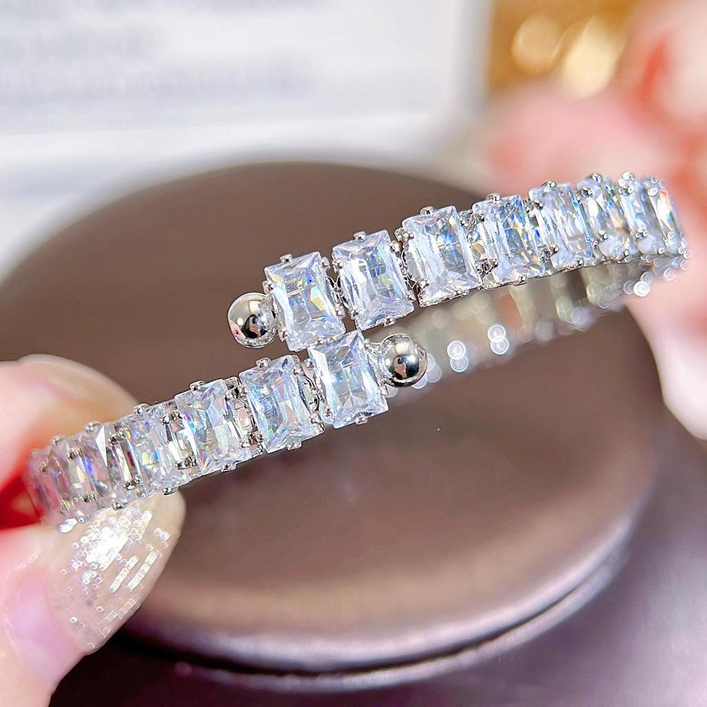 CMM högkvalitativt lyxigt glänsande fyrkantigt zirkonhalsband Krage Armband Mode 2-delat set Kvinnor Fest Bröllopssmycken