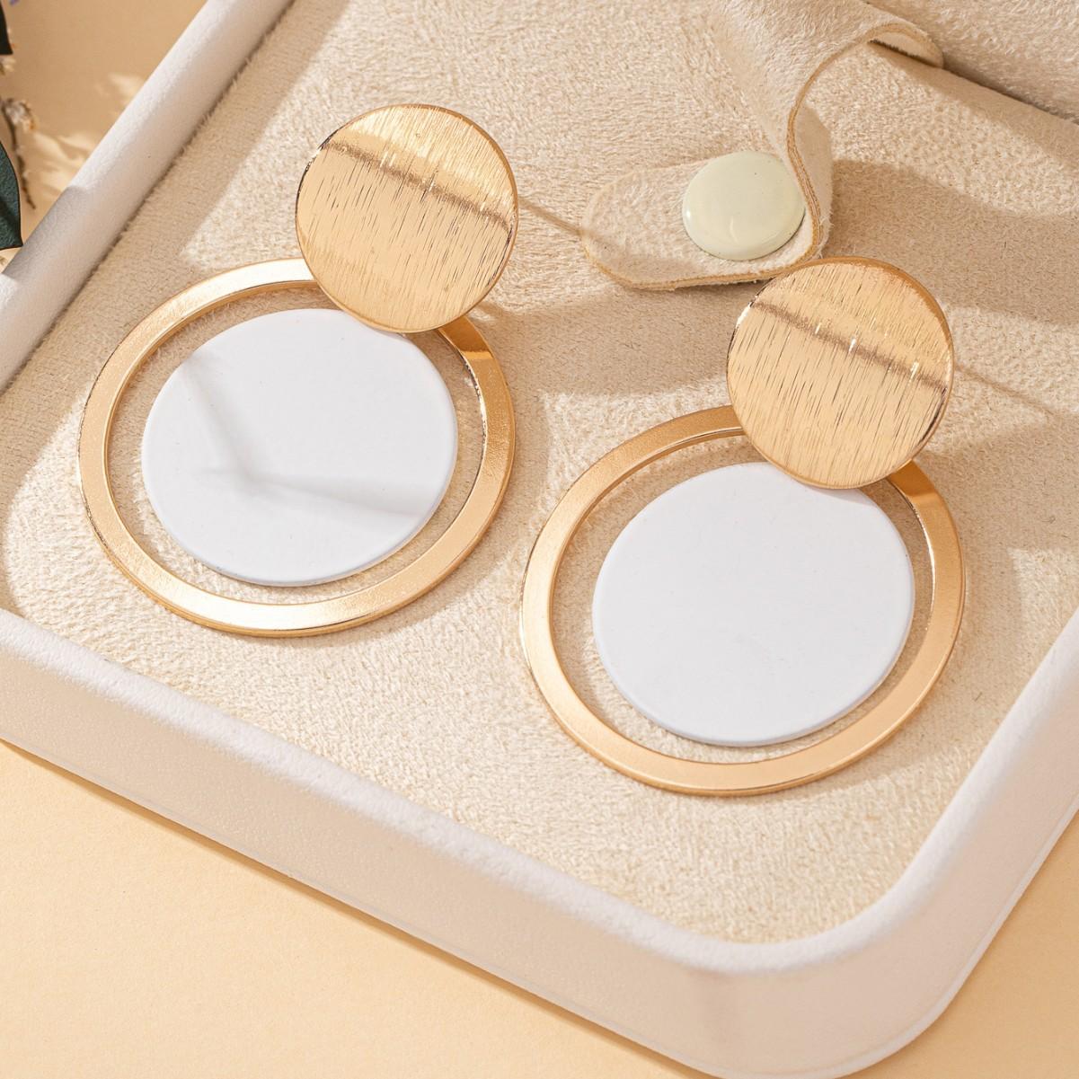 

Модные серьги-гвоздики для женских украшений белый