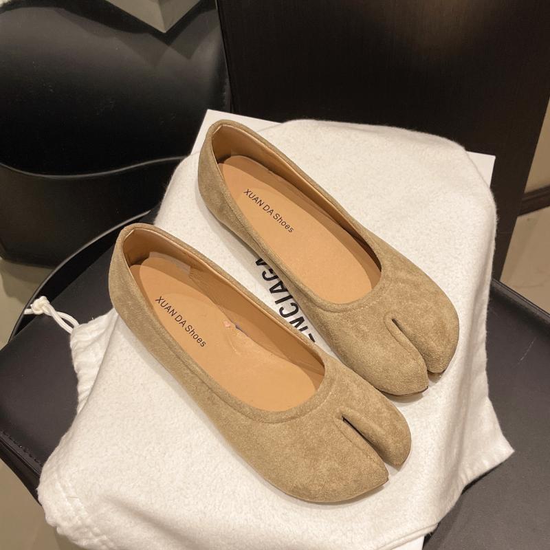 Japanese style 2025 spring new ninja shoes women's fashion casual comfortable leather flat split toe loafers ballet shoes