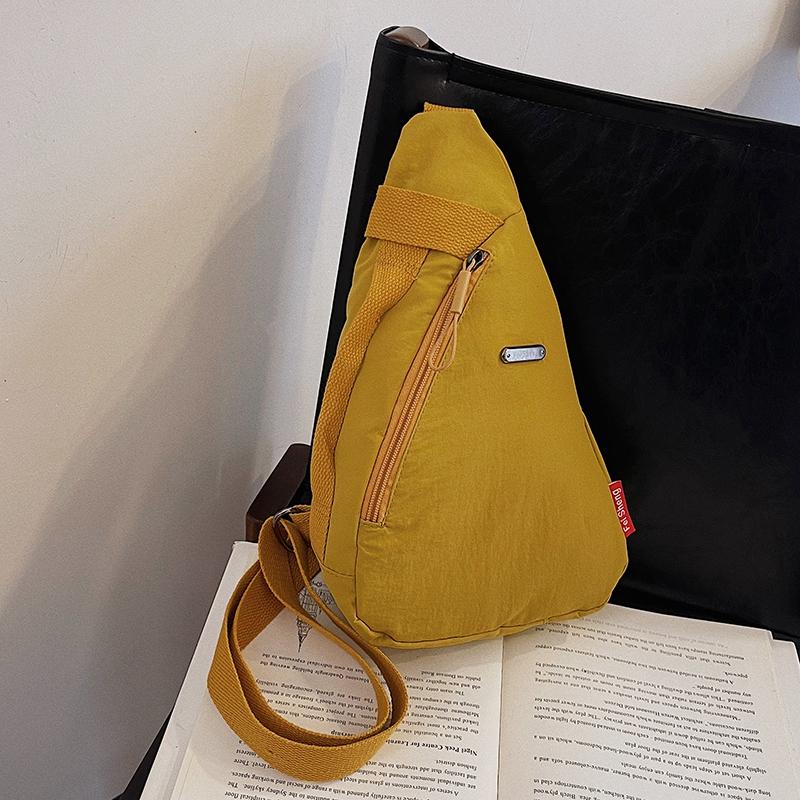 Einfache einfarbige Umhängetasche aus Nylon für die Taille von Frauen mit Reißverschluss, weiche Brusttasche, multifunktional, lässig