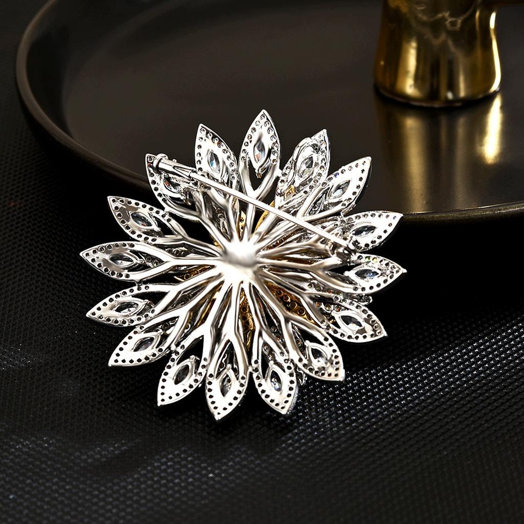 Women'S Flower Brooch With Pearl And Cubic Zirconia Pinets