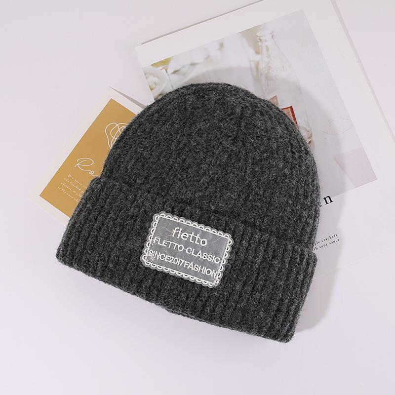 

Новая вязаная шерстяная шапка в корейском стиле для женщин на зиму, утолщенная теплая шапка-пуловер, подчеркивающая лицо, для маленькой/большой окружности головы, холодная шапка с буквами для мужчин M（56-58cm）