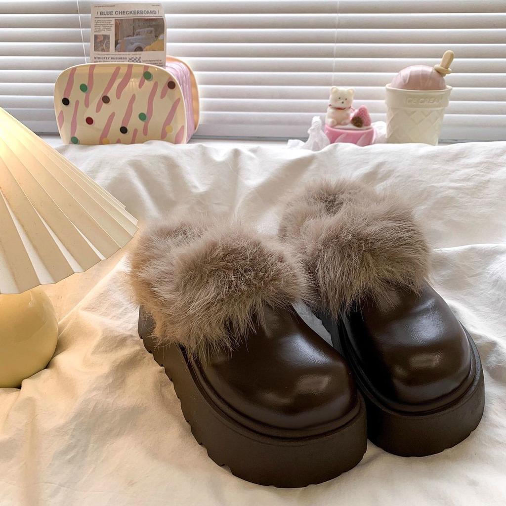 Non-slip cotton shoes are comfortable and piled on one foot, and leather Birkenstock snow boots are worn outside. Women's winter fluffy shoes