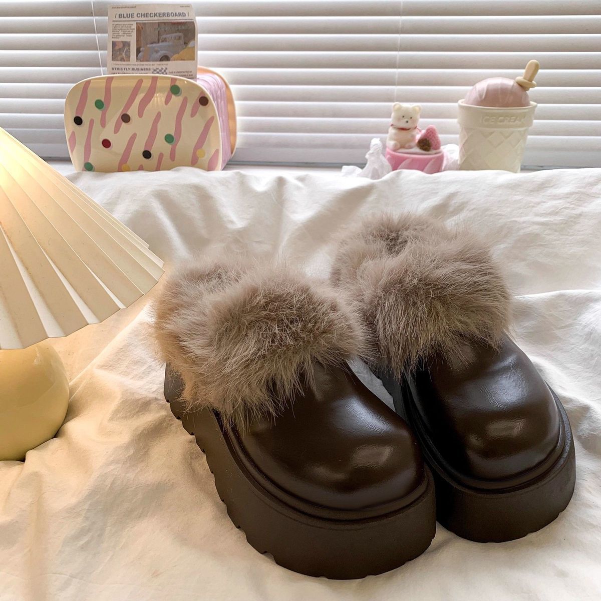 

Keep warm and increase the height of the bag head, plush shoes, fashionable cotton slippers, one pedal, thick-soled snow boots temperament 40 коричневий