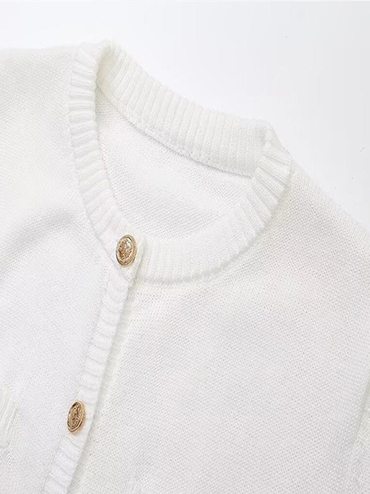 Pletené jednořadé letní falešné kapsy s výstřihem do O-kroju, krátké rukávy, áčkové bílé kancelářské minišaty