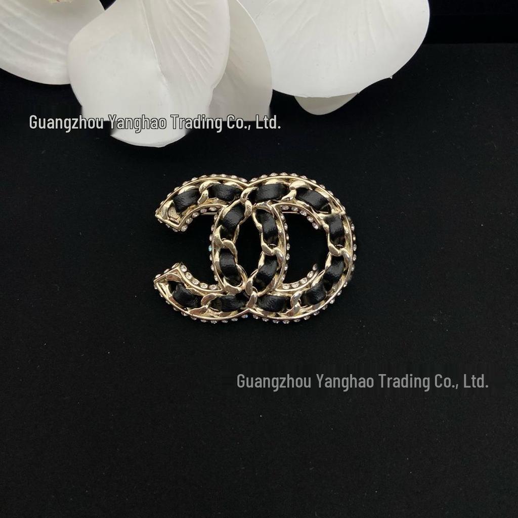 Seiko Doppel C Schwarze Leder Strass Brosche für Damen