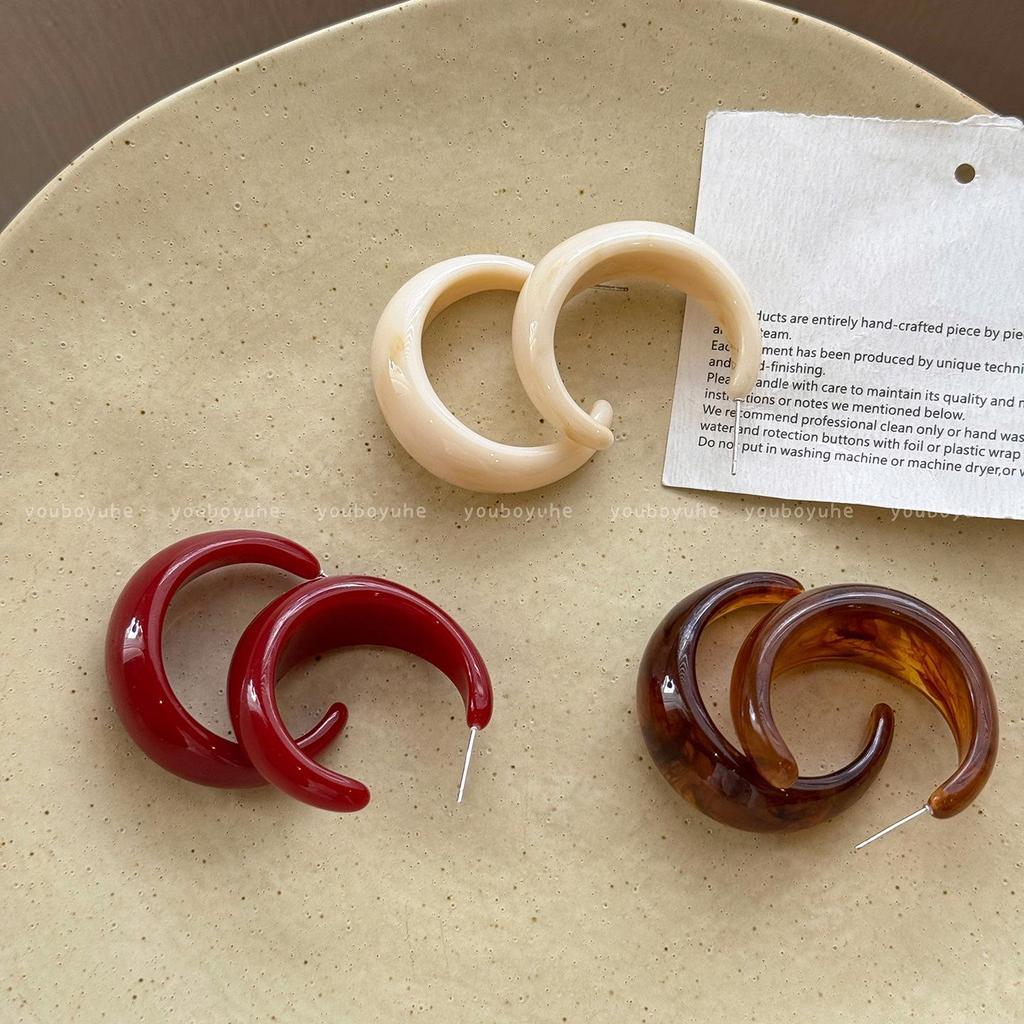 Maillard Retro Amber C-Shaped Earrings: Unique, Niche Design for Women, Perfect for Autumn.