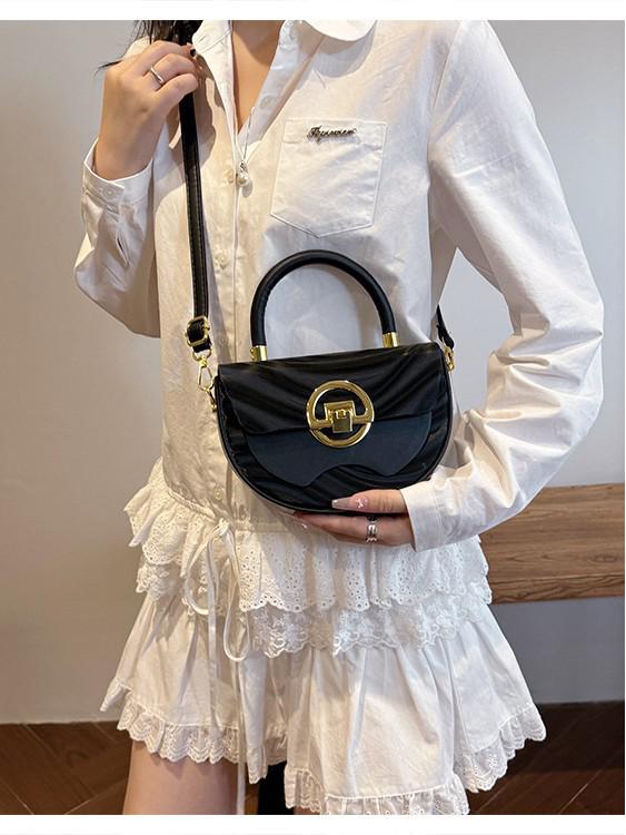 Trendy Retro Shell Bag: Niche Design Crossbody & Handheld Summer Style