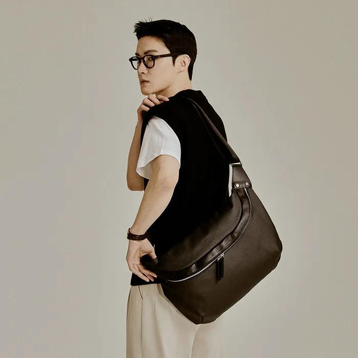 Weekday Messenger bag [black]