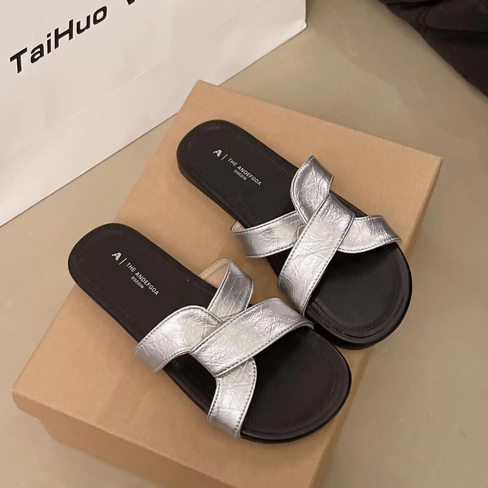 

Fashion Women s Slippers Female Outdoor Beach Flat Slippers 2025 Summer Comfortable Round Toe Flip-flops Retro Fashion Mujer Sandals 40