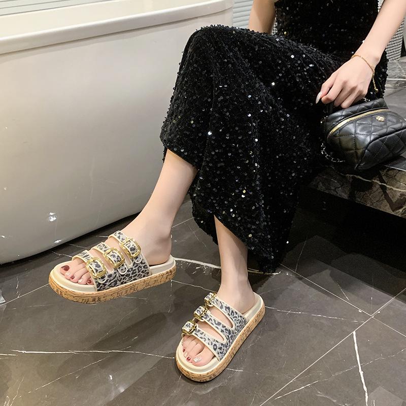 Retro flat-bottomed one-word women's cool slippers with square buckle, new thick-soled leopard print cool slippers for summer 2025