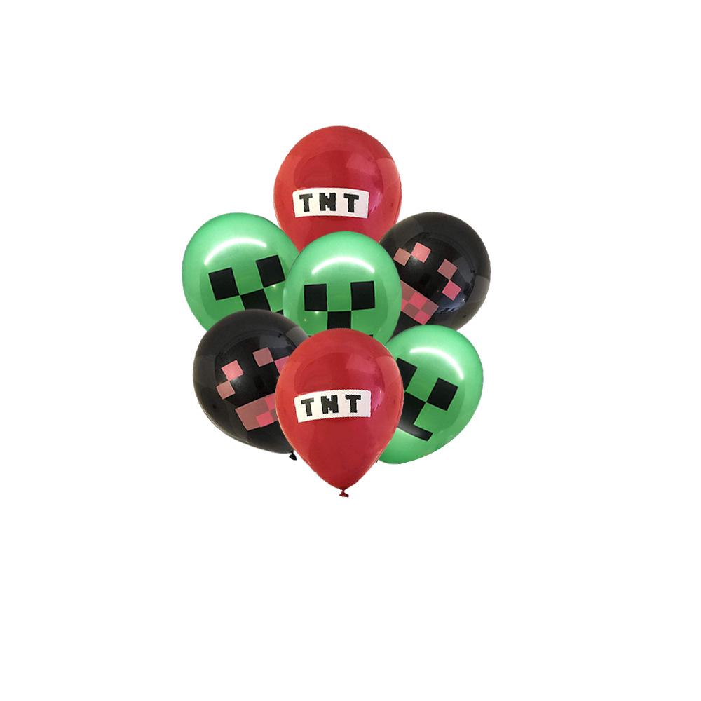 

В наличии: Новые товары для дня рождения в стиле Майнкрафт, включая пиксельные бумажные тарелки, стаканы и вымпелы.