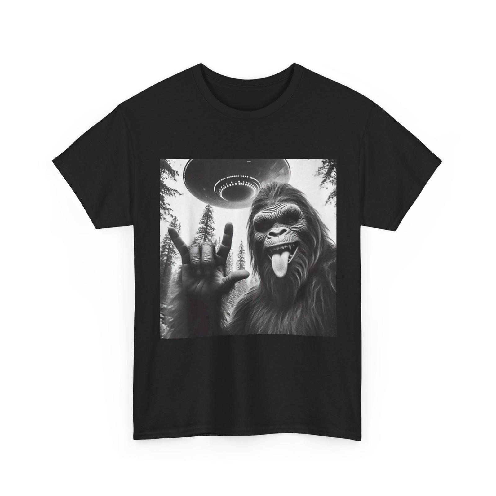 Funny Sasquatch Bigfoot Rock On Selfie With UFO Alien T-Shirt XXL