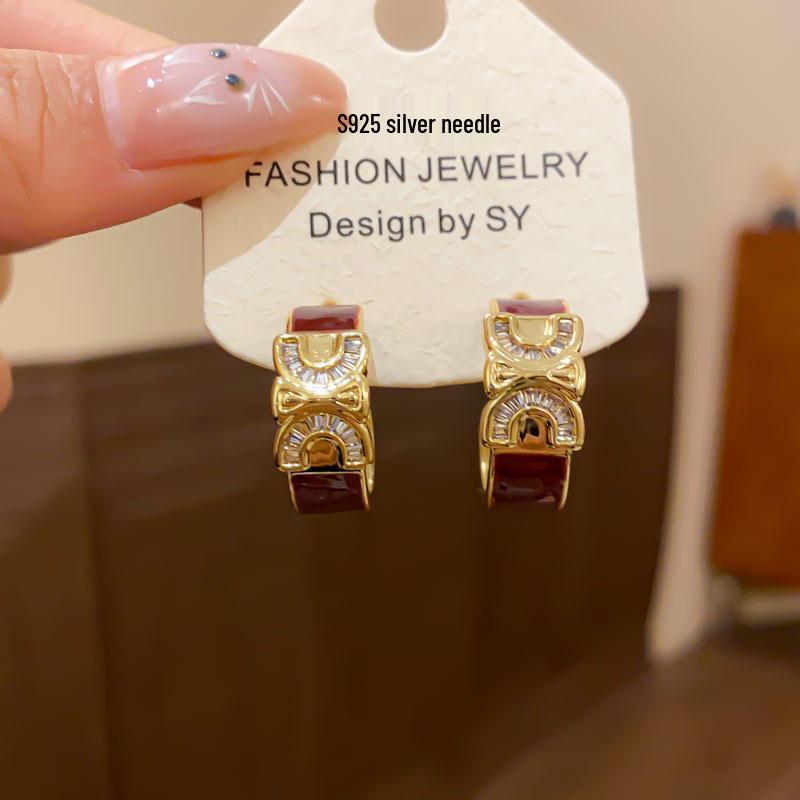 

18K Gold-Plated Zircon C-Shaped Earrings: Retro Hong Kong Style with Silver Needle and Drip Oil Design – Luxurious and Versatile Jewelry.
