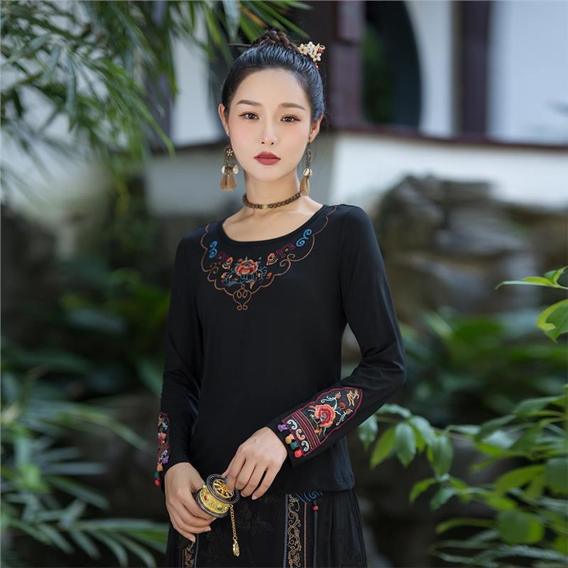 

Женская футболка приталенного кроя с вышивкой в этническом стиле и круглым вырезом XXXXL чёрный