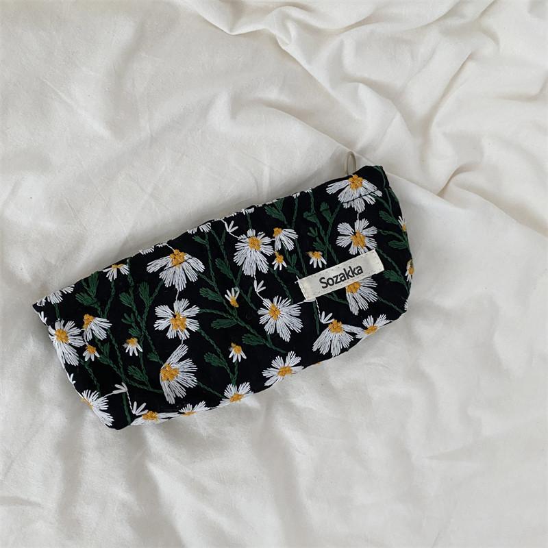 Capacity Large Portable Pen Bag Small Fresh Embroidery Daisy Makeup Style Bag