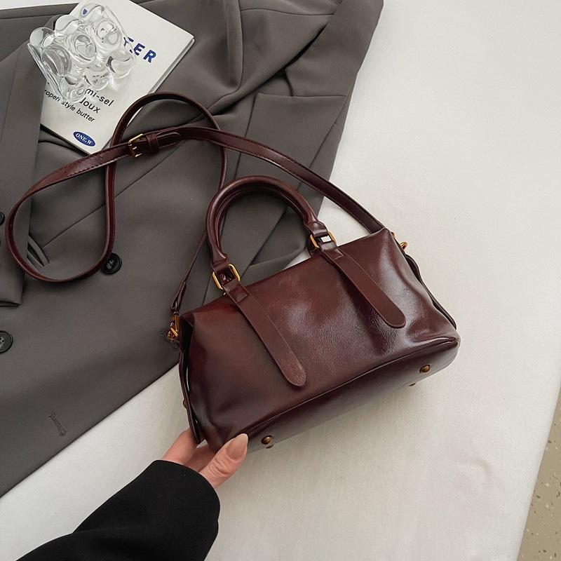 Autumn and winter retro handbag bag women's 2025 new trendy bowling bag simple shoulder crossbody pillow bag