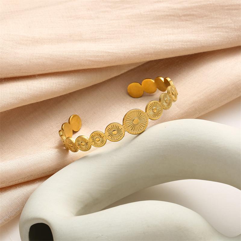 Vintage Geometric Openwork Titanium Steel Bracelet for Women Luxurious Fade-Resistant Stainless Steel Bracelet Creative Jewelry